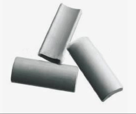 Grand aimant permanent ISO9001 de ferrite pour le moteur de démarreur d'automobile 1.0W 1.7W