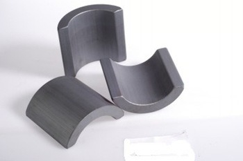 Magnéte permanent de ferrite à haute coercivité et résistance à la corrosion pour haute température de fonctionnement