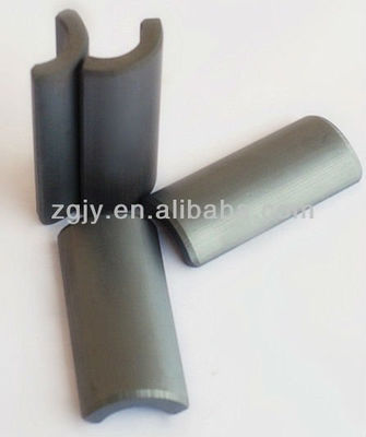 Aimant permanent en ferrite à haute coercivité pour usage industriel