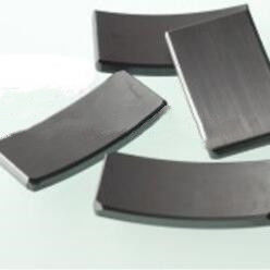 Aimant ferrite permanent à haute énergie et haute coercivité