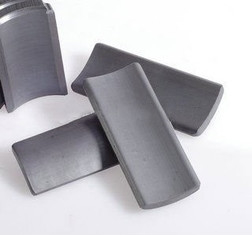 Gris de charbon de bois dur aggloméré d'aimant de ferrite SrO 6Fe2O3 3.6KJ/M3 BH